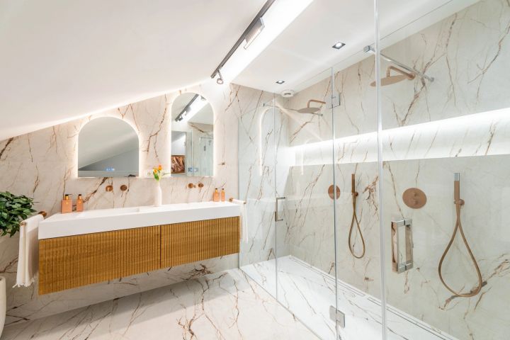 Duplex Penthouse avec 5 chambres et 4 salles de bain - Spacieuse maison haut de gamme au charme andalou