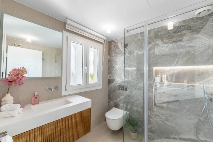 Duplex Penthouse avec 5 chambres et 4 salles de bain - Spacieuse maison haut de gamme au charme andalou
