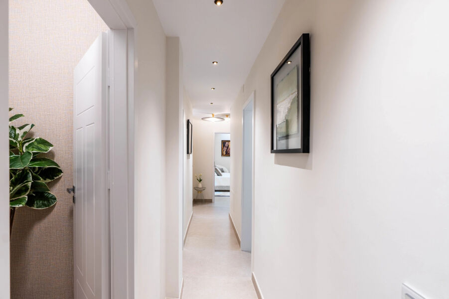 Penthouse Zafiro - Spacious Upscale Home with Andalusian Charm