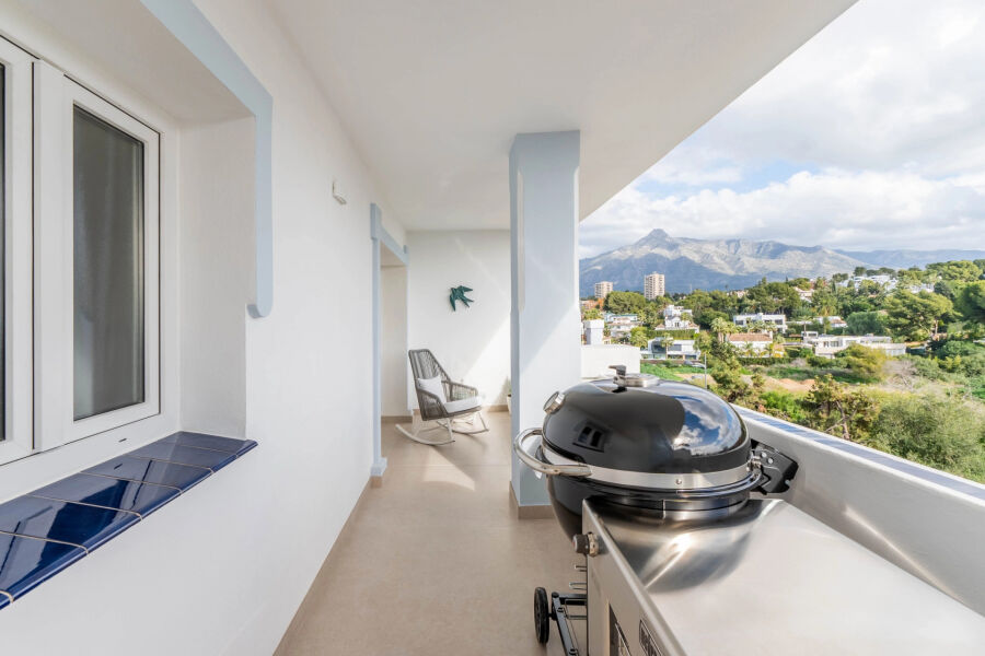 Penthouse Zafiro - Spacious Upscale Home with Andalusian Charm