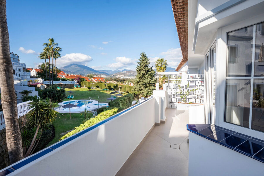 Penthouse Zafiro - Spacious Upscale Home with Andalusian Charm