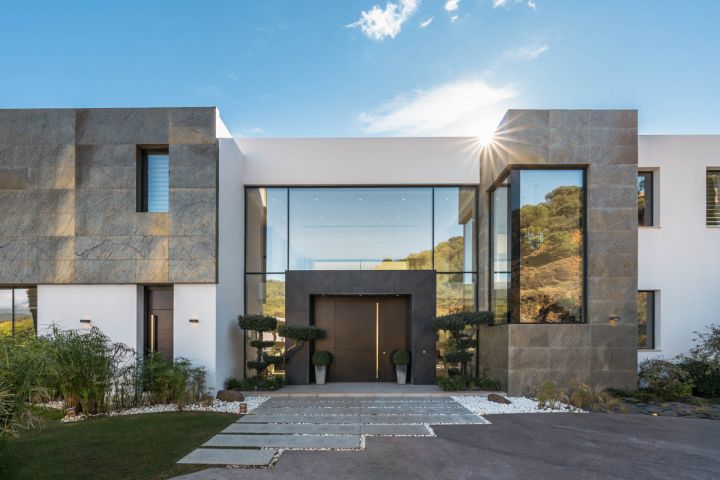 Villa Ciervo - Elegant Contemporary Property Frontline Golf