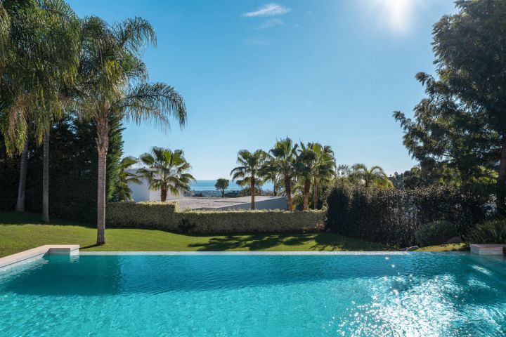 Villa Ciervo - Elegant Contemporary Property Frontline Golf