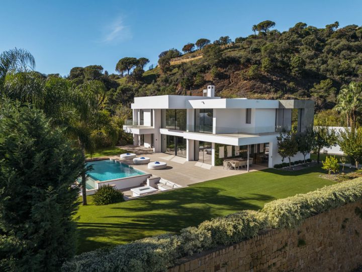 Villa Ciervo - Elegant Contemporary Property Frontline Golf