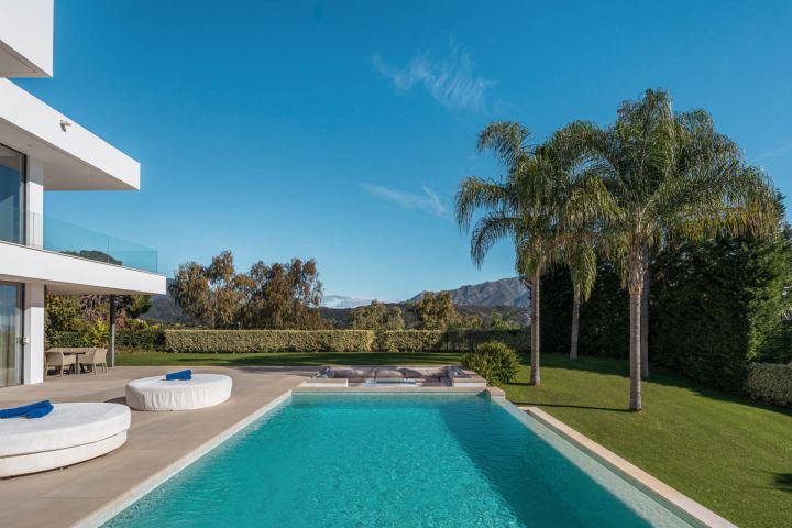 Villa Ciervo - Elegant Contemporary Property Frontline Golf