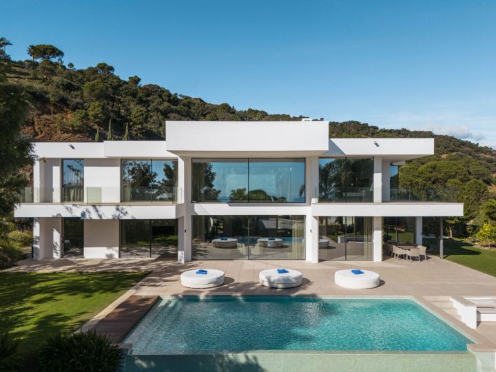Villa Ciervo - Elegant Contemporary Property Frontline Golf