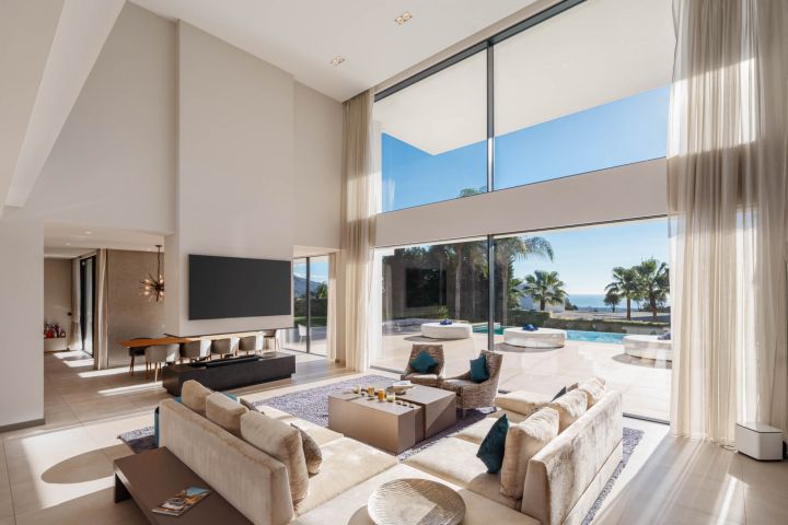 Villa Ciervo - Elegant Contemporary Property Frontline Golf