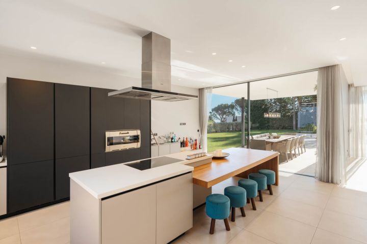Villa Ciervo - Elegant Contemporary Property Frontline Golf
