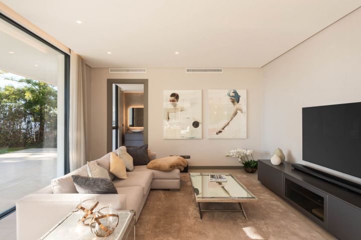 Villa Ciervo - Elegant Contemporary Property Frontline Golf