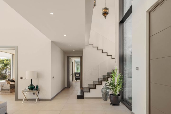 Villa Ciervo - Elegant Contemporary Property Frontline Golf