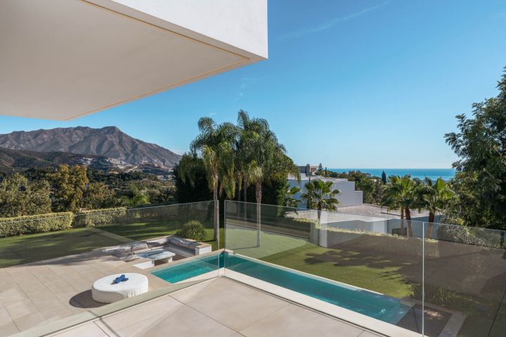 Villa Ciervo - Elegant Contemporary Property Frontline Golf