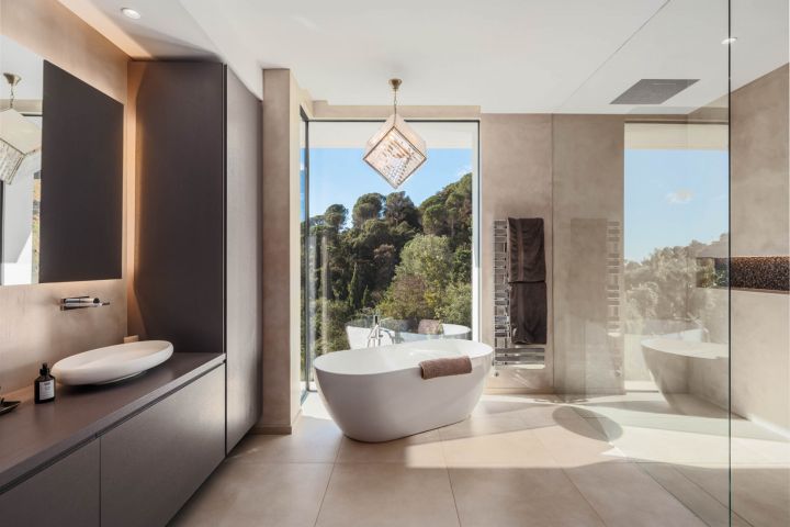 Villa Ciervo - Elegant Contemporary Property Frontline Golf