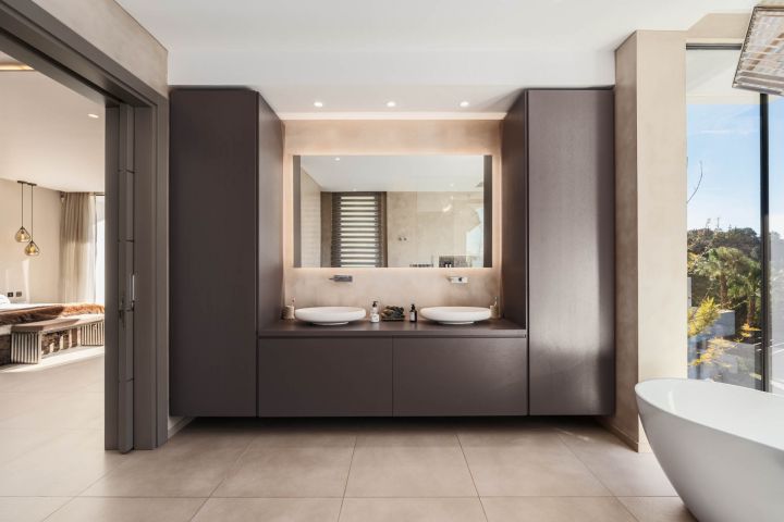 Villa Ciervo - Elegant Contemporary Property Frontline Golf