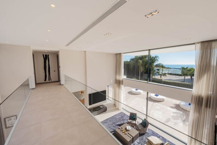 Villa Ciervo - Elegant Contemporary Property Frontline Golf