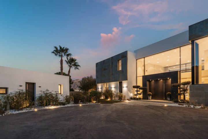 Villa Ciervo - Elegant Contemporary Property Frontline Golf