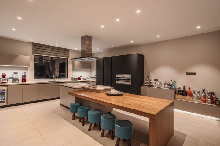 Villa Ciervo - Elegant Contemporary Property Frontline Golf