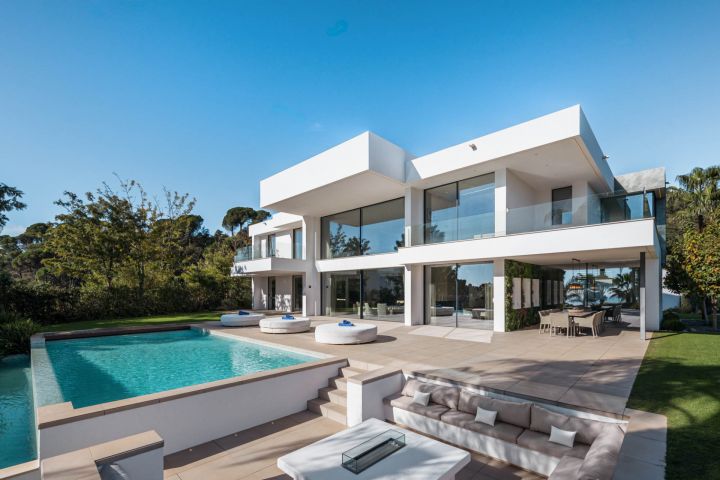 Villa Ciervo - Elegant Contemporary Property Frontline Golf