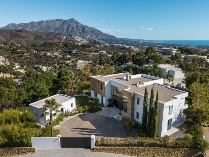 Villa Ciervo - Elegant Contemporary Property Frontline Golf
