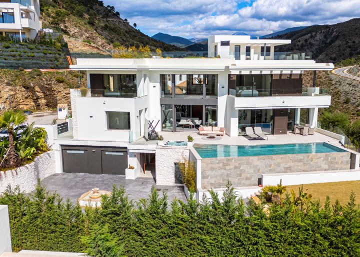 Lomas 10 - Modern Refined Property with Andalusian Charm