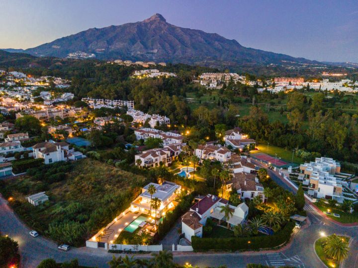 Auriga 1 - Fascinating Villa in the Golf Valley