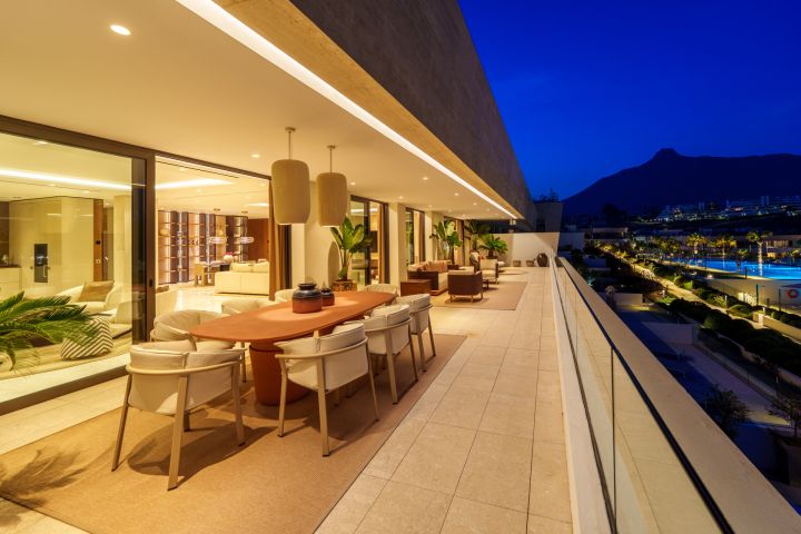 Skyvilla 6 - Impressive Duplex in Epic Marbella by Fendi Casa