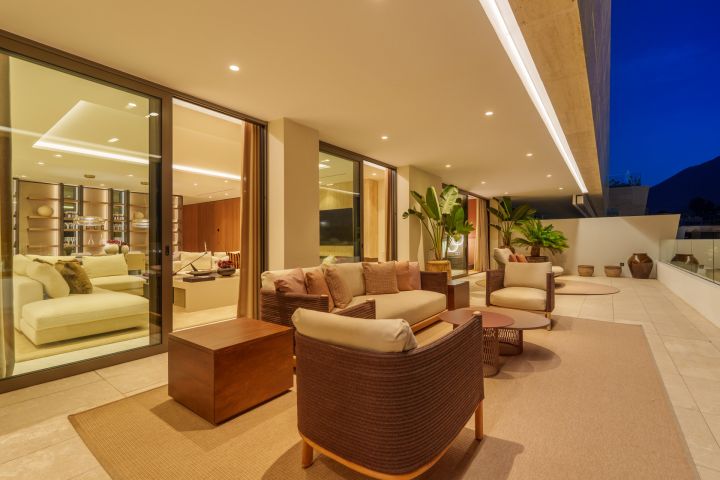 Skyvilla 6 - Impressive Duplex in Epic Marbella by Fendi Casa