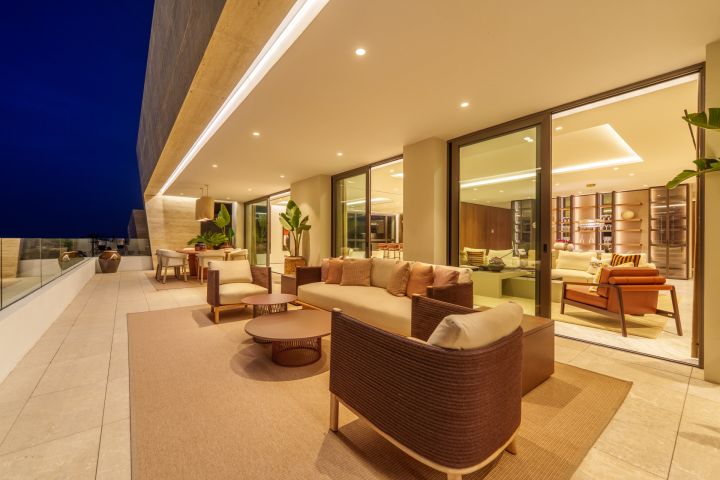 Skyvilla 6 - Impressive Duplex in Epic Marbella by Fendi Casa
