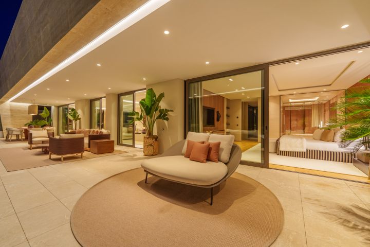 Skyvilla 6 - Impressive Duplex in Epic Marbella by Fendi Casa
