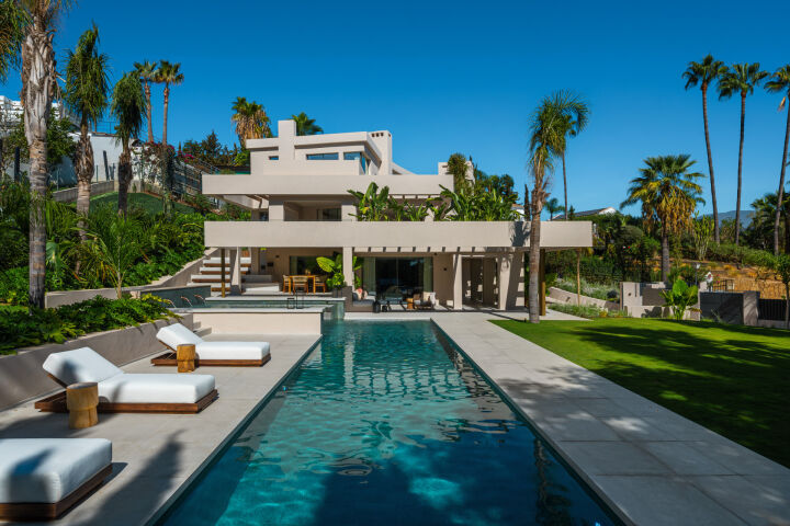 Villa à Nueva Andalucia avec longue piscine, bains de soleil et jardin paysager
