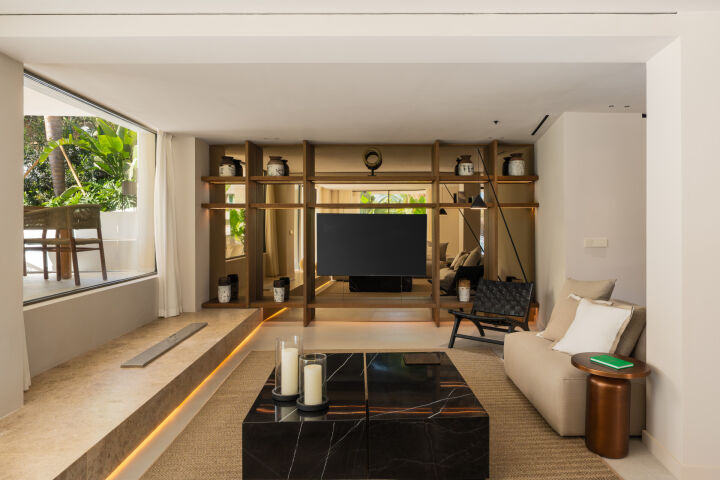 Salon de Villa Èlan à Nueva Andalucia, avec étagères intégrées, TV et banquette près de la fenêtre