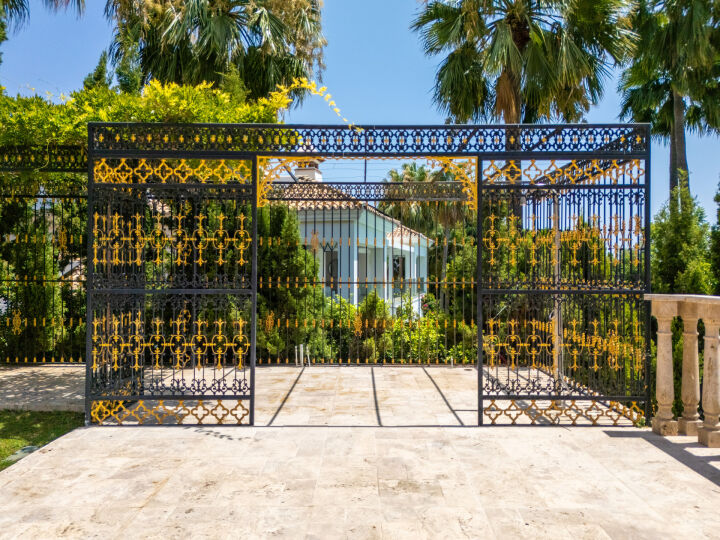 Villa Sinfonía - Grand Neoclassical Estate in Sierra Blanca