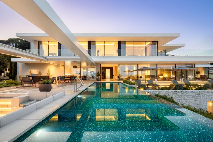 Villa Sienna - Spacious Refined Home with Panoramic Views