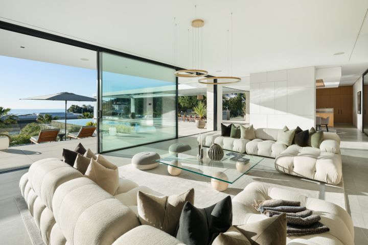 Villa Sienna - Spacious Refined Home with Panoramic Views