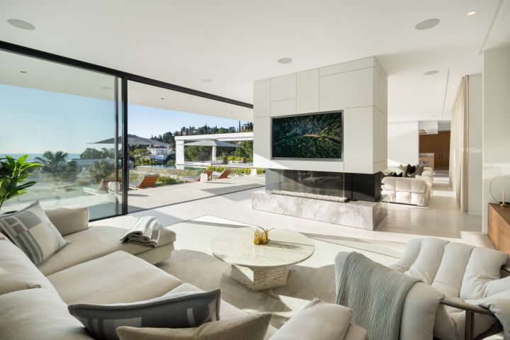 Villa Sienna - Spacious Refined Home with Panoramic Views