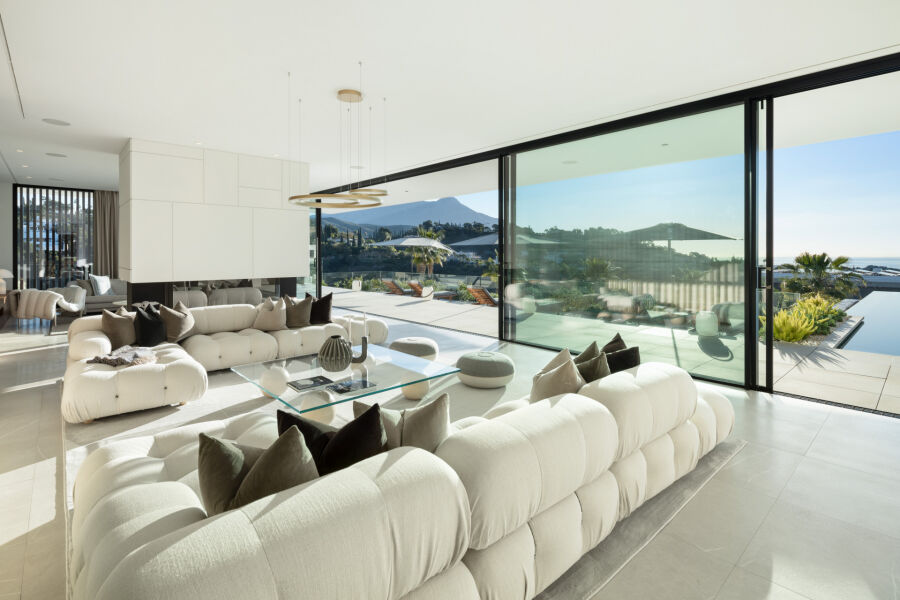 Villa Sienna - Spacious Refined Home with Panoramic Views