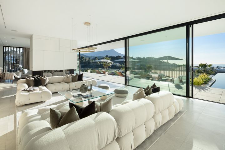 Villa Sienna - Spacious Refined Home with Panoramic Views