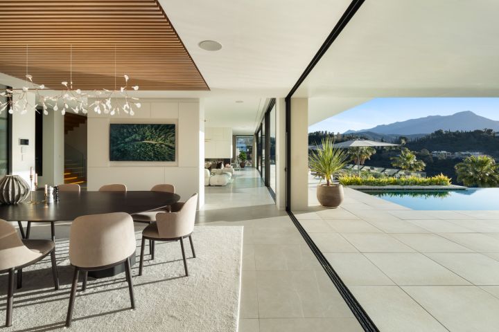 Villa Sienna - Spacious Refined Home with Panoramic Views