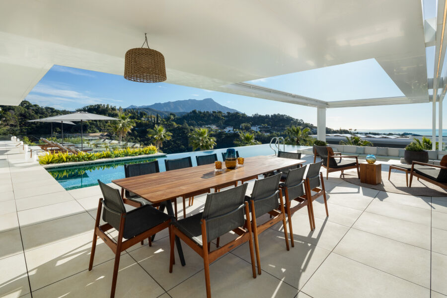 Villa Sienna - Spacious Refined Home with Panoramic Views