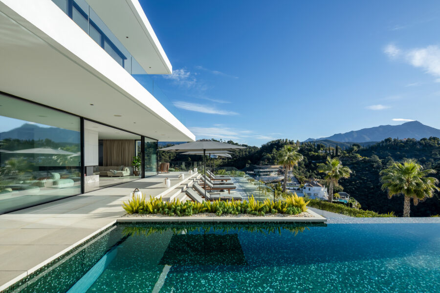 Villa Sienna - Spacious Refined Home with Panoramic Views