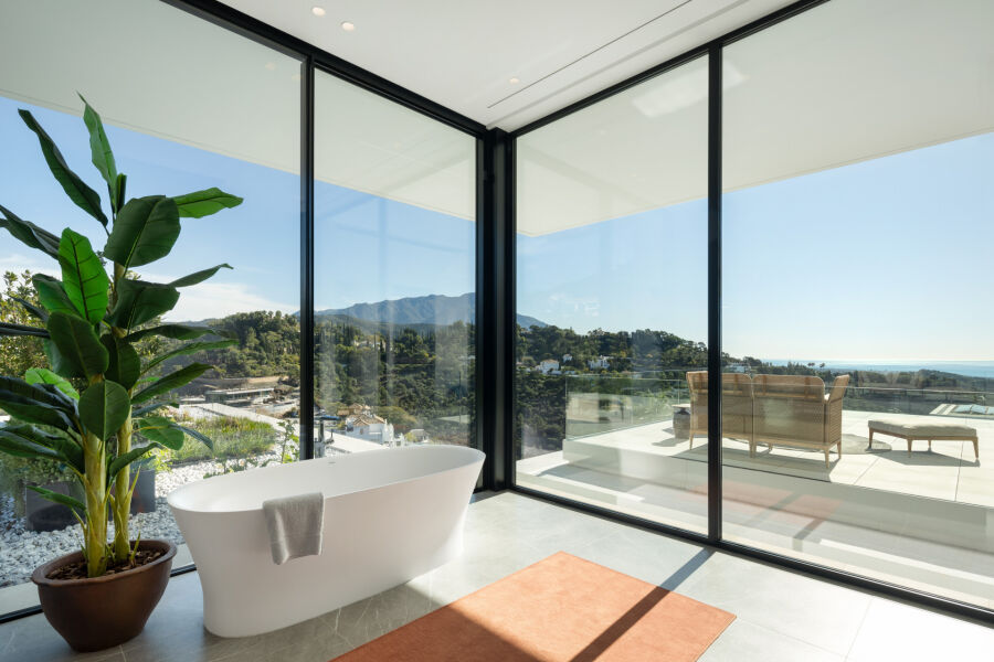 Villa Sienna - Spacious Refined Home with Panoramic Views
