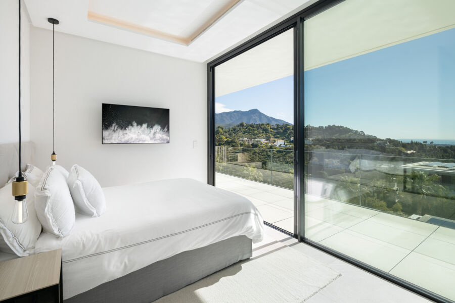 Villa Sienna - Spacious Refined Home with Panoramic Views