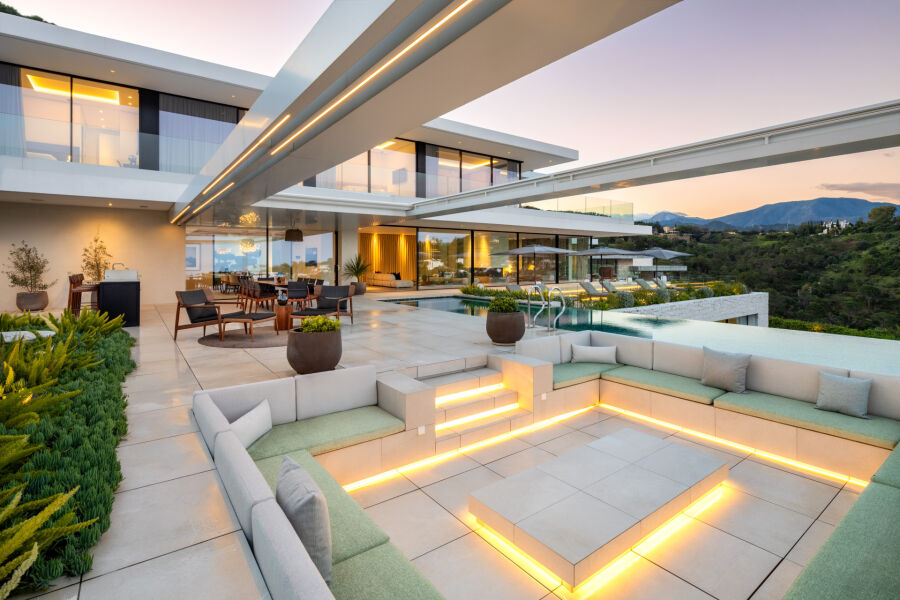 Villa Sienna - Spacious Refined Home with Panoramic Views