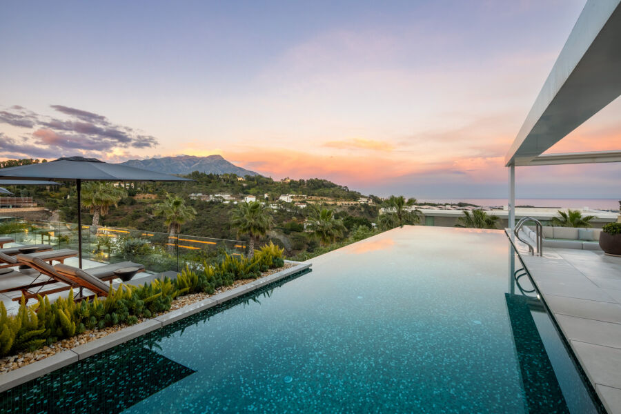 Villa Sienna - Spacious Refined Home with Panoramic Views