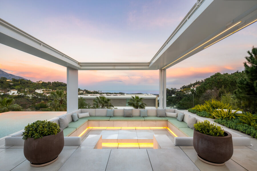 Villa Sienna - Spacious Refined Home with Panoramic Views