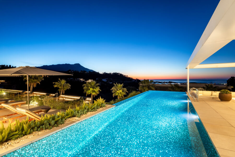 Villa Sienna - Spacious Refined Home with Panoramic Views