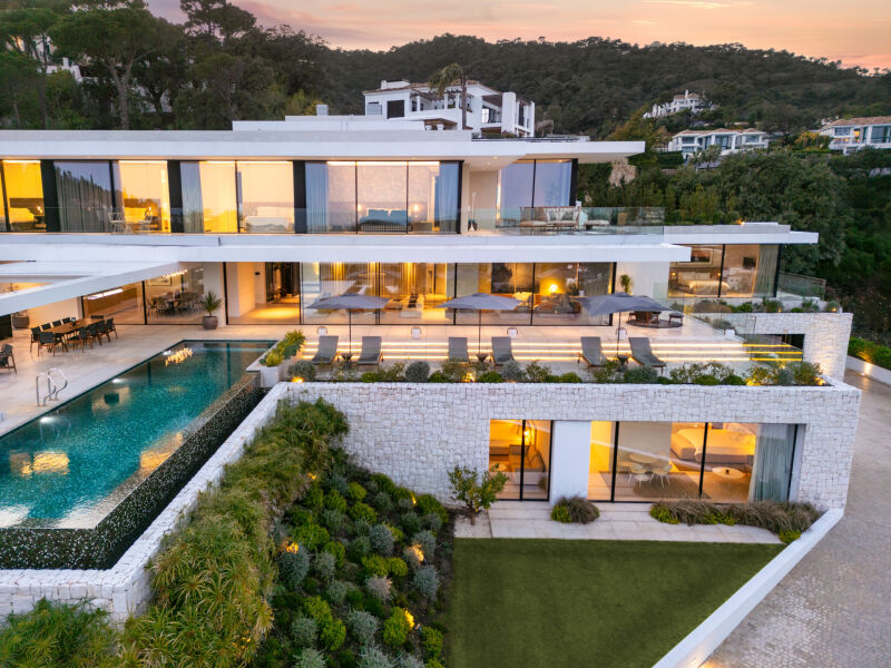 Villa Sienna - Spacious Refined Home with Panoramic Views