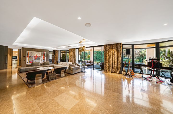 Villa en Guadalmina Baja - Propiedad tradicional con amplio jardín