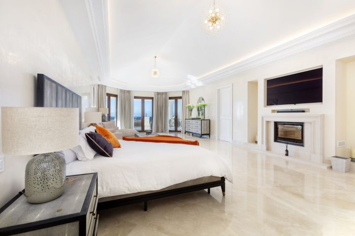 Villa Milas - Property in the Prestigious Sierra Blanca.