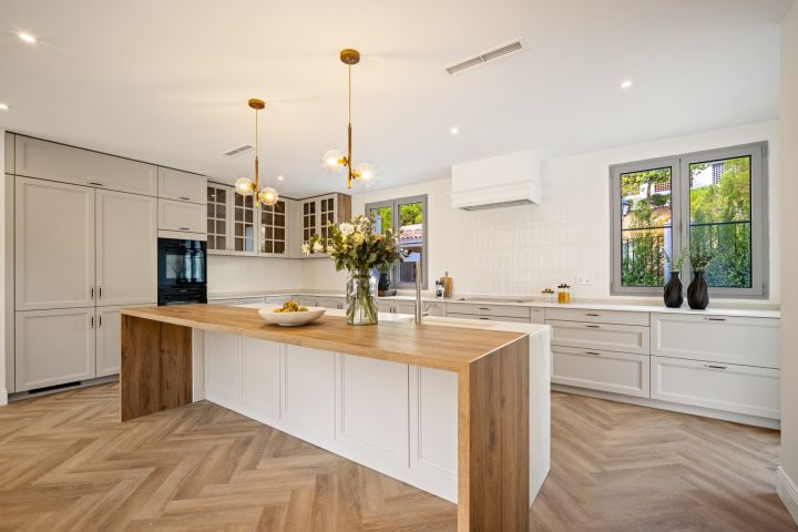 Los Arqueros 36 - Elegant Villa in Prime Location