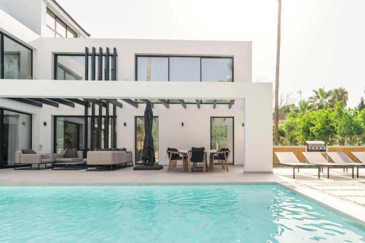 Villa Atenas - Villa Familiar con Estilo en Nueva Andalucía
